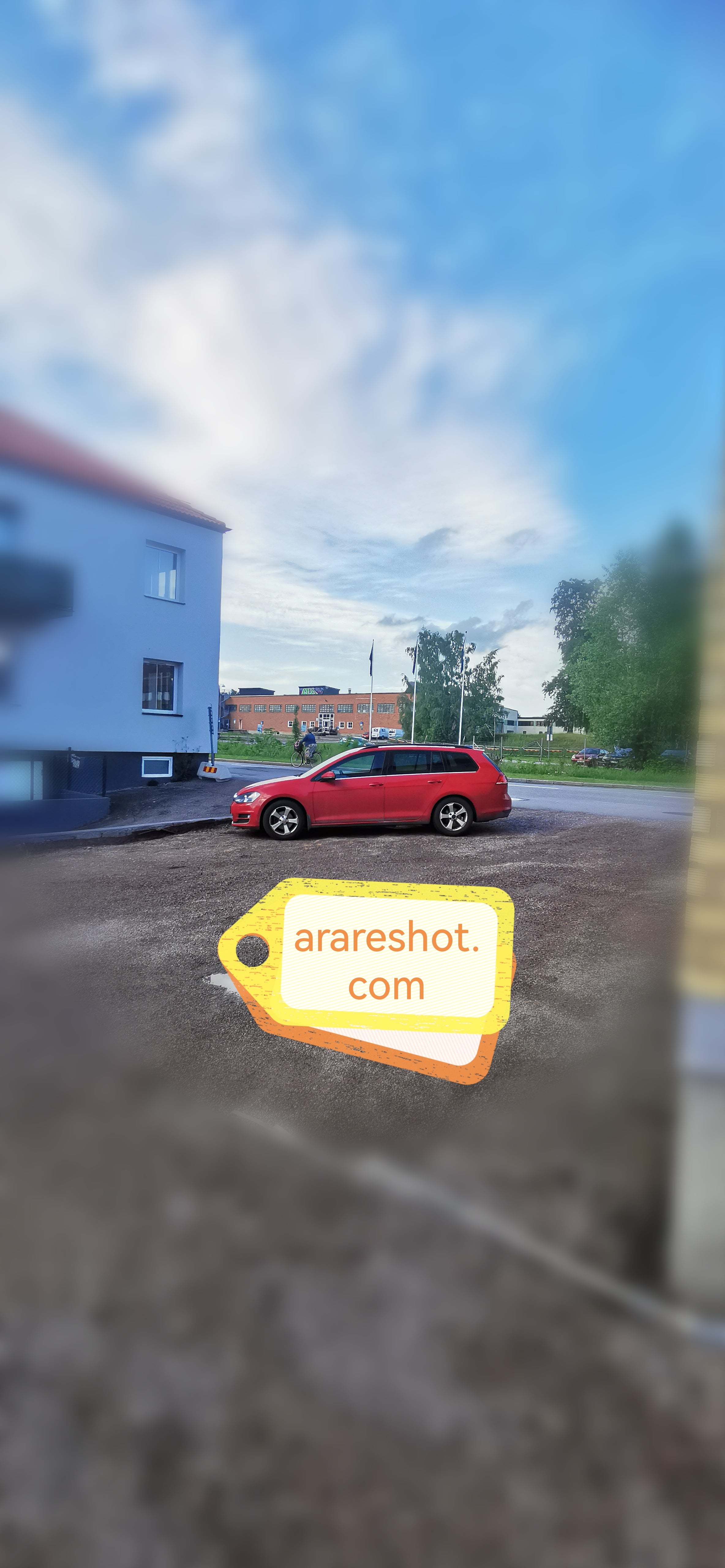 Röd bil bredvid bostadshus